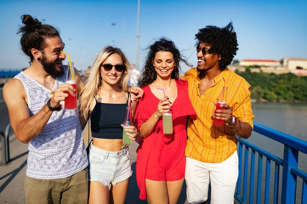 幸せな若い友人のグループがぶらついて飲み 祭りを楽しむ — ストック写真