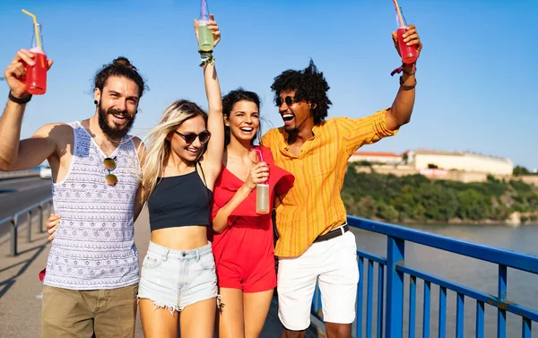 Grupo Jóvenes Amigos Felices Pasando Rato Disfrutando Bebidas Festival —  Fotos de Stock