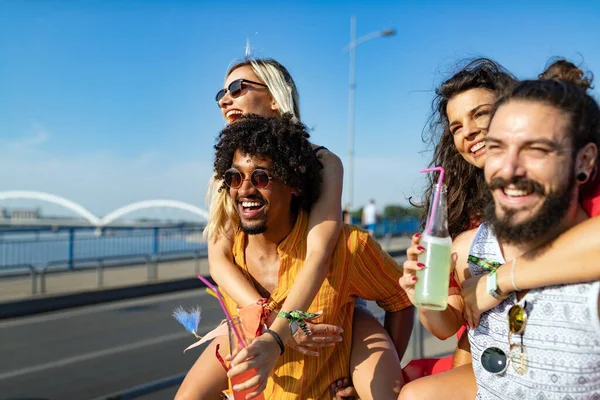 Grupo Jóvenes Amigos Felices Pasando Rato Disfrutando Bebidas Festival —  Fotos de Stock