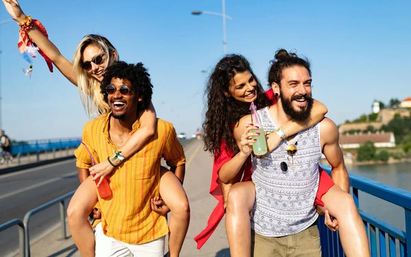 Grupo Jóvenes Amigos Felices Pasando Rato Disfrutando Bebidas Festival —  Fotos de Stock