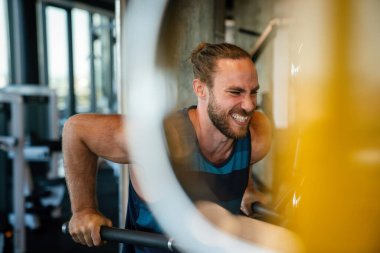 Sağlıklı kalmak için spor yapan kaslı, formda bir adam.