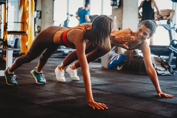 Belles Femmes Forme Travaillant Ensemble Dans Salle Gym — Photo