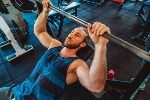 Joven Hombre Sano Forma Haciendo Ejercicio Gimnasio —  Fotos de Stock