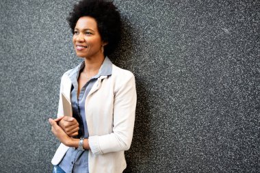 Şehirde dijital tabletli güzel bir iş kadını portresi