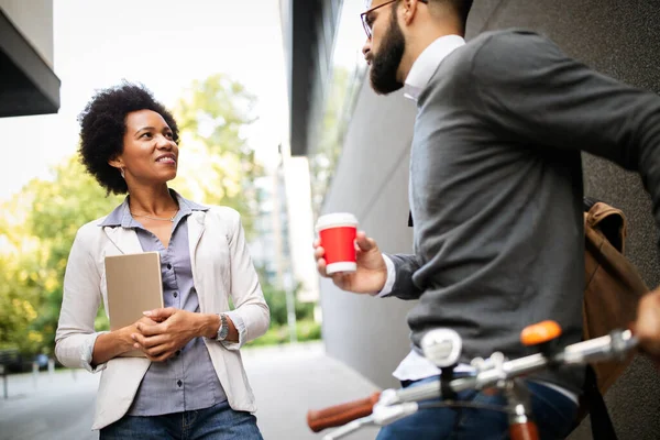 Felici Uomini Affari Che Parlano Fuori Con Caffè Pausa Rilassante — Foto Stock