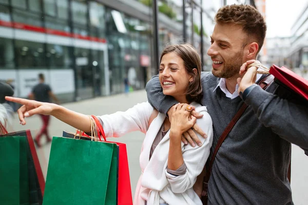 Belo Jovem Casal Desfrutando Compras Divertindo Juntos Consumismo Amor Namoro — Fotografia de Stock