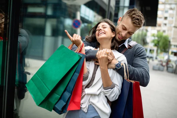 Belo Jovem Casal Desfrutando Compras Divertindo Juntos Consumismo Amor Namoro — Fotografia de Stock