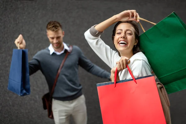 Belo Jovem Casal Desfrutando Compras Divertindo Juntos Consumismo Amor Namoro — Fotografia de Stock