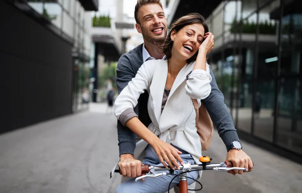 Портрет Счастливой Молодой Пары Влюблённой Велосипед Развлекающейся Вместе Открытом Воздухе — стоковое фото