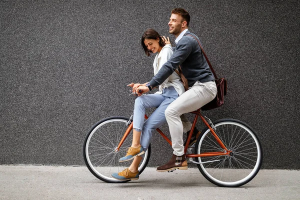 Портрет Щасливої Молодої Пари Любові Їде Велосипеді Розважається Разом Відкритому — стокове фото