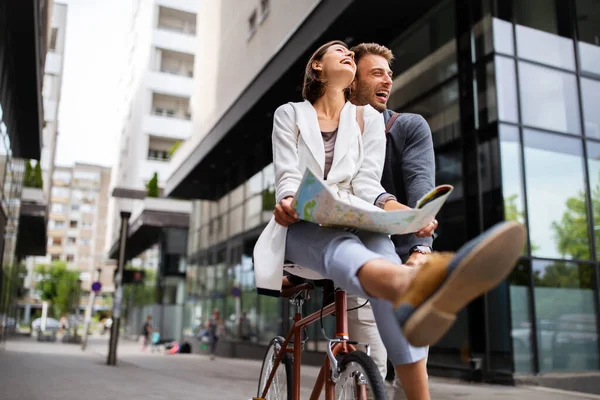 Nahaufnahme Eines Verliebten Paares Das Fahrrad Fährt Und Spaß Der — Stockfoto