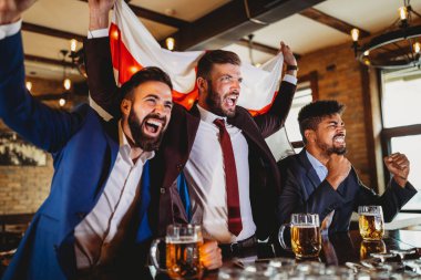 Bardaki yakışıklı iş adamları spor müsabakası için tezahürat yapıyor.