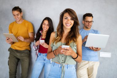 Eğitim, teknoloji ve insan kavramı. Dijital aygıtlar kullanan mutlu öğrenci grubu