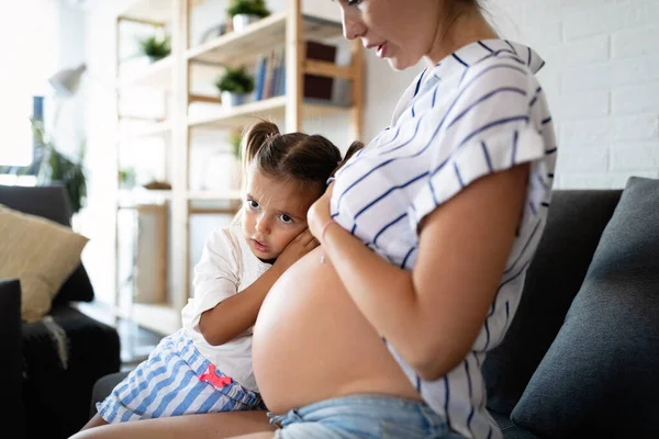 Familia Feliz Hermosa Madre Embarazada Con Niño Lindo — Foto de Stock