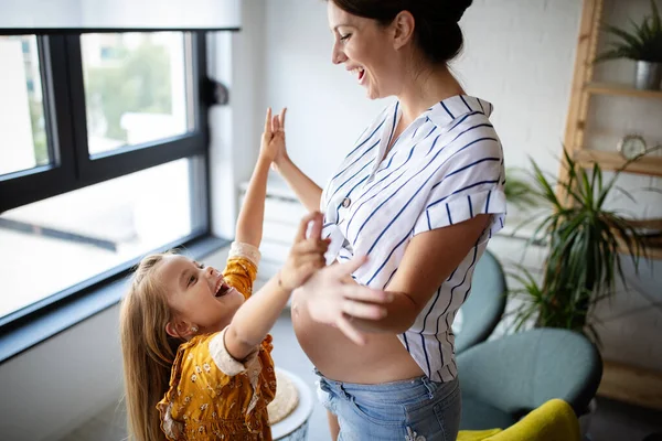 Hermosa Mujer Embarazada Con Lindo Hijo Hija Embarazo Familia Concepto — Foto de Stock