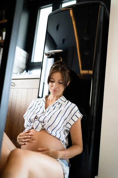 Mulher Grávida Jovem Com Fome Sentada Chão Cozinha Ansiando Por — Fotografia de Stock