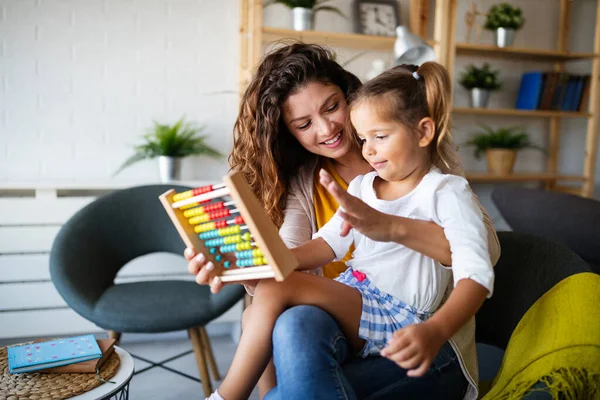 Hermosa Mujer Niña Jugando Juguetes Educativos Divertirse Casa — Foto de Stock