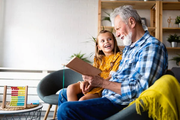 Feliz Niña Linda Con Abuelo Leyendo Libro Cuentos Casa — Foto de Stock