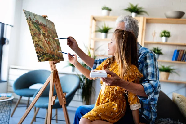 Ein Älterer Mann Und Sein Enkelkind Zeichnen Und Malen Zusammen — Stockfoto