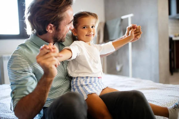Vater Und Tochter Spielen Zusammen Glücklich Liebende Familie — Stockfoto