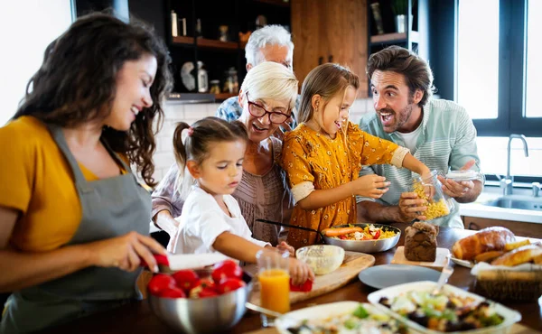 Portret Van Een Gelukkig Gezin Koken Keuken Thuis — Stockfoto