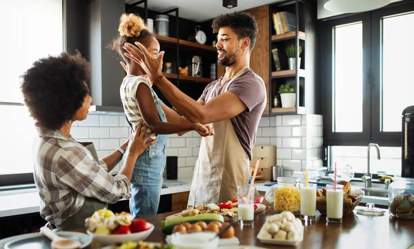 Glückliche Afrikanisch Amerikanische Familie Bereitet Gemeinsam Gesundes Essen Der Küche — Stockfoto