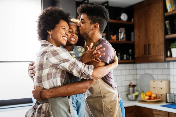 Mutlu Afro Amerikan Ailesi Mutfakta Birlikte Sağlıklı Yemekler Hazırlıyor — Stok fotoğraf