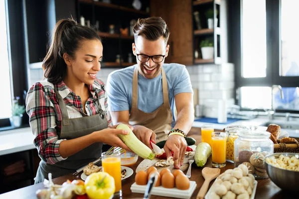 Junges Glückliches Verliebtes Paar Genießt Und Bereitet Gesunde Mahlzeiten Der — Stockfoto