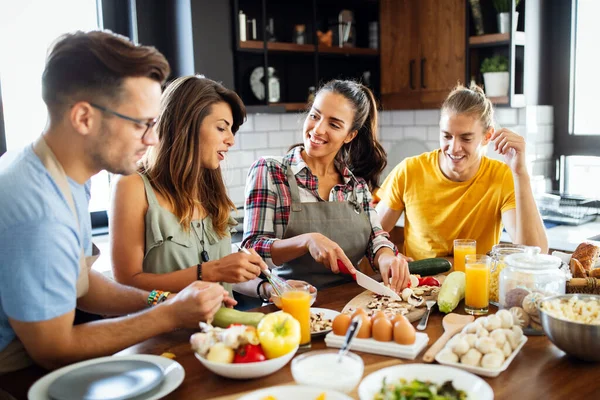 Güzel Mutlu Insanlar Arkadaşlar Birlikte Yemek Pişirirken Mutfakta Eğlenirken Gülümsüyor — Stok fotoğraf