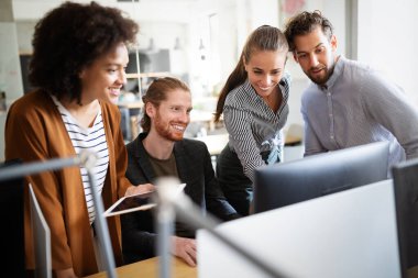 Bir yazılım geliştirme şirketinde çalışan programcılar