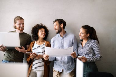 Mutlu işçilerle başarılı bir birliktelik. İş görüşmesi takım çalışması ofis kavramı