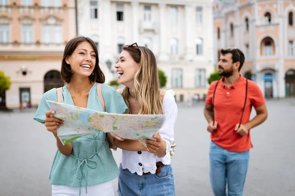 Glada Kvinnor Vänner Njuter Resor Och Semester Staden — Stockfoto