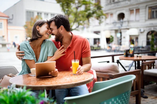 ハッピーカップルはコーヒーを飲み 夏休みに屋外カフェで楽しんでいます — ストック写真