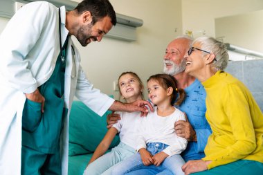 Aile, erkek hastayı hastanede ziyaret ediyor. Sağlık, emeklilik, aile destek konsepti