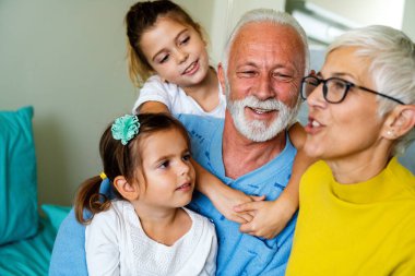Mutlu aile hastane yatağında son sınıf erkek hastayı ziyaret ediyor. Sağlık, destek, aile kavramı