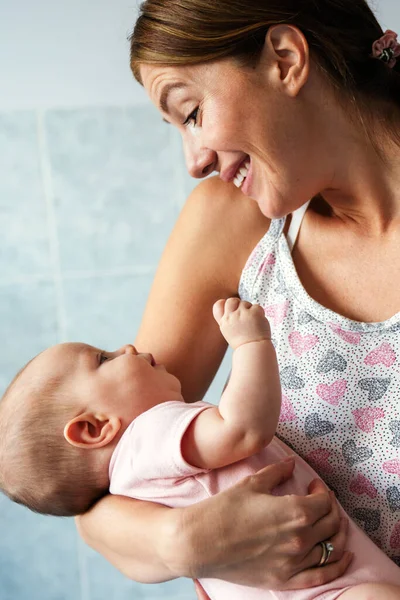 Portrait Une Belle Mère Avec Son Nouveau — Photo