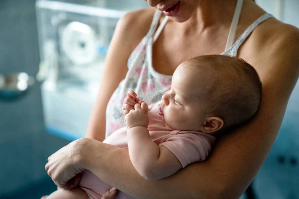 Retrato Mãe Feliz Com Seu Bebê Família Pessoas Conceito Bebê — Fotografia de Stock