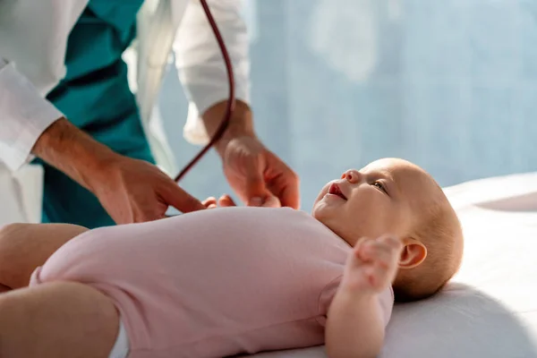 Pediatra Examina Bebé Con Estetoscopio Comprobando Los Latidos Cardíacos Salud — Foto de Stock