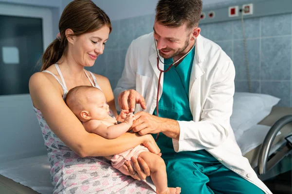 Mãe Segurando Bebê Para Médico Pediatra Para Examinar Conceito Saúde — Fotografia de Stock