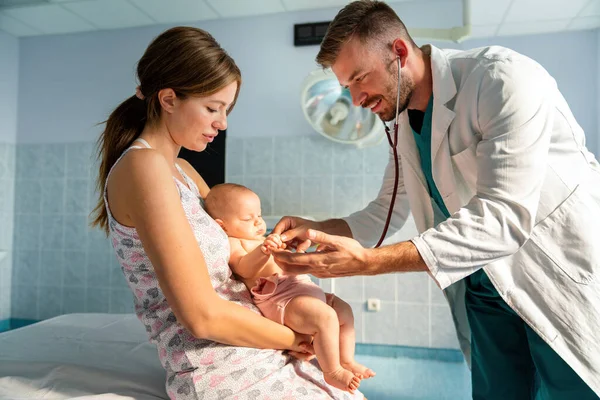 Madre Sosteniendo Bebé Para Que Examine Pediatra Concepto Salud —  Fotos de Stock