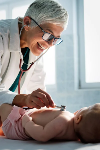 Glad Barnläkare Undersöker Barnet Sjukvård Människor Undersökning Koncept — Stockfoto