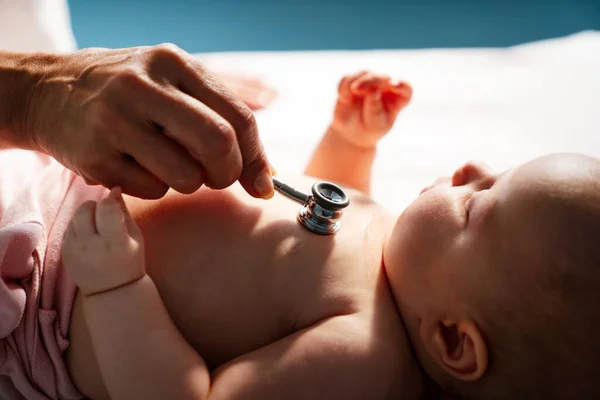 Feliz Pediatra Examina Bebé Salud Examen Médico Concepto Personas — Foto de Stock