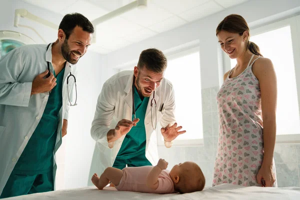 Gelukkig Kinderarts Artsen Onderzoekt Baby Moeder Gezondheidszorg Mensen Onderzoeksconcept — Stockfoto