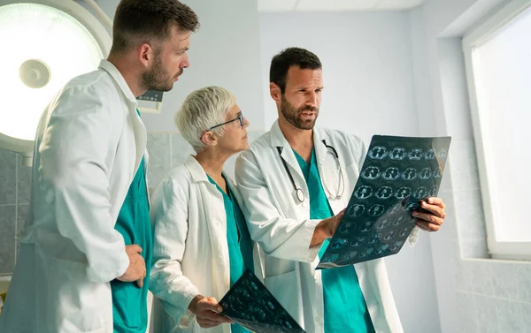 Bir Grup Doktor Tomografiye Bakıyor Teşhis Koymak Için Hastanede Mri — Stok fotoğraf