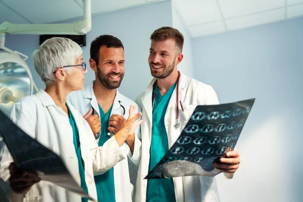 Bir Grup Doktor Tomografiye Bakıyor Teşhis Koymak Için Hastanede Mri — Stok fotoğraf