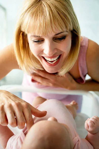 Feliz Família Alegre Mãe Bebê Beijando Rindo Abraçando Juntos — Fotografia de Stock