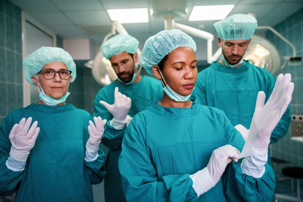 Equipo Cirujanos Quirófano Que Prepara Para Cirugía Hospital —  Fotos de Stock