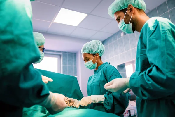 Különböző Sebészcsapatok Csoportja Dolgozik Műtőben Kórházban — Stock Fotó