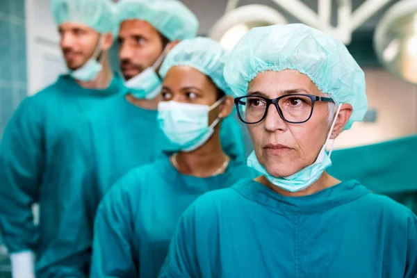 Equipo Cirujanos Quirófano Que Prepara Para Cirugía Hospital —  Fotos de Stock