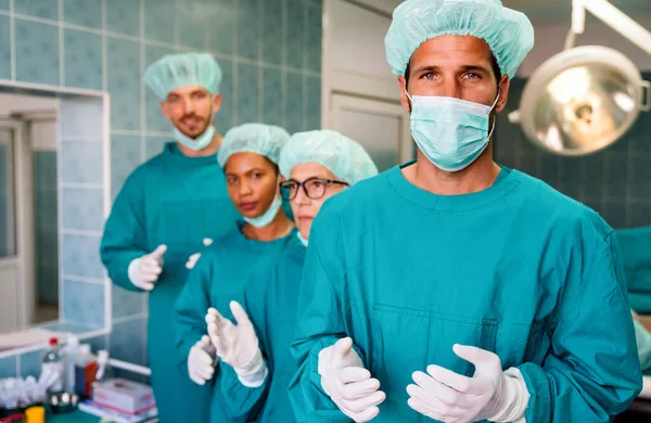 Squadra Chirurghi Sala Operatoria Che Preparano Intervento Ospedale — Foto Stock